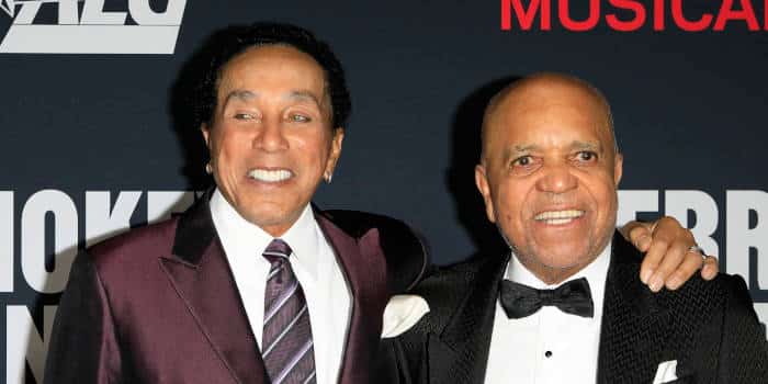 Smokey Robinson ต้องเผชิญกับคดีฟ้องร้อง $50 ล้านเรื่องการกลั่นแกล้งทางเพศ