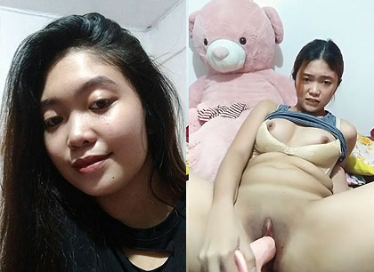 สาวสวยทางบ้าน ถอดหมด แล้ว แกหีเอาควยปลอมยัดหี เย็ดรัวๆ เสียวหีสุดๆ
