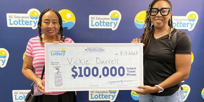 แม่แบ่งรางวัลล็อตเตอรีจำนวน $100,000 ในรัฐเหนือของแคโรไลน่ากับลูกสาว