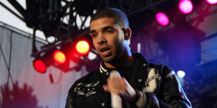 คาถา Drake โดนโจมตีอีกครั้งเมื่อนักแร็ปขาดทุนกว่า $500,000 จากการพนันกีฬา